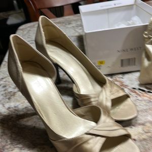 Nine West champagne satin shoes and matching purse. Size 8 1/2